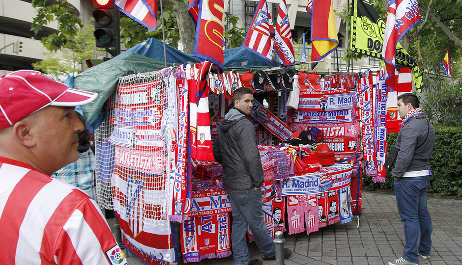 Temporada 12/13. Final Copa del Rey 2012-13. Real Madrid - Atlético de Madrid. Una tienda con artículos de venta del Atlético de Madrid.